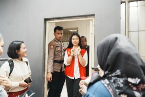 Laras Faizati saat menjalani persidangan di Pengadilan Negeri Jakarta Selatan terkait kasus UU ITE