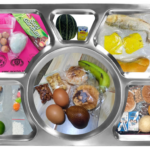 otret menu Makan Bergizi Gratis (MBG) berupa pisang, roti, dan kurma yang dinilai tidak memenuhi standar kecukupan gizi anak usia sekolah.